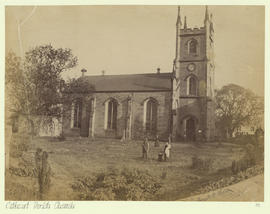 Cathcart Parish Church, family in graveyard